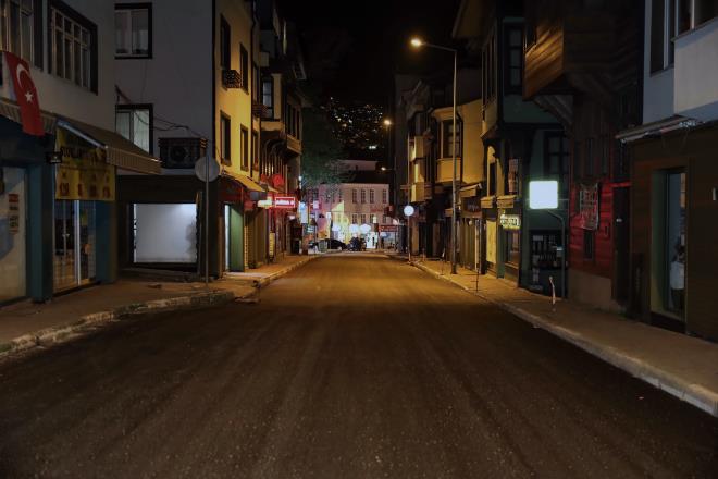 T1, T3 tramvay hatlar, Mudanya yolu, pekilik Caddesi, Setba, Yeil ve Gkdere zelikle sokaa kma yasann uyguland zamanlarda gece de devam eden almalarla 2 haftada yaklak 30 bin ton scak asfalt dkld.