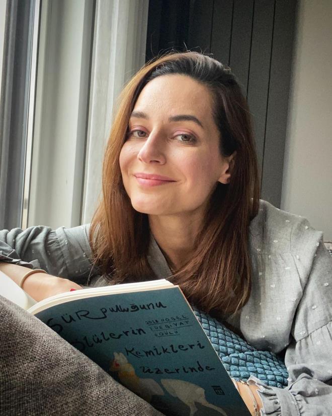 <p>Sedef Avc</p>    <p>"Eee daha daha naslsnz bakalm?</p>  <p>Neler yapyorsunuz evde?</p>  <p>Neler okuyorsunuz syleyin bakalm!</p>  <p>Ben kendimi anca kitaplara verebildim.</p>  <p>Evde kouturma bitmiyor bir trl.</p>  <p>yice altk bu sisteme.</p>  <p>Ama bir an nce son bulmasn da istiyoruz tabi.</p>  <p>Bugnlk byle...</p>  <p>  Kitap:Sr Pulluunu llerin Kemikleri zerine</p>  <p>Yazar:Olga Tokarczuk"</p>