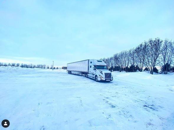 "12 ceset tadm": Karel; New York&#8217;a gittiinde TIR&#8217;nn soutmal dorsesinde 12 ceset tamas iin teklif geldiini ve koronavirs nedeniyle hayatn kaybeden 12 kiinin cesedini bir morga tadn aktard.