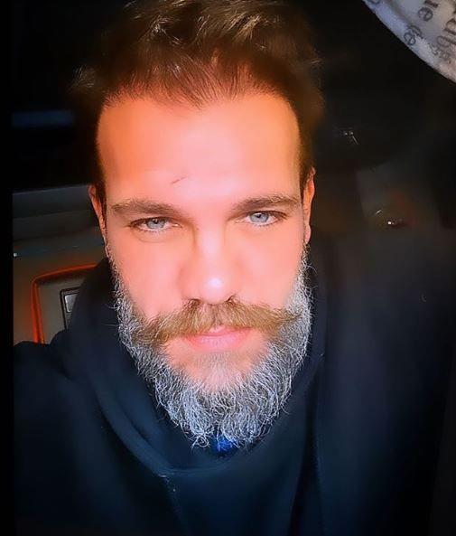 Ekranlarn fenomen dizisi Yaprak Dkm'nde Ouz karakterine hayat veren Tolga Karel, ani bir kararla oyunculuu brakt ve yerletii ABD'de TIR ofrlne balad. Uzun bir zamandr Amerika'da bulunan Karel, katld canl yaynda herkesin tylerini diken diken eden bir aklama yapt.