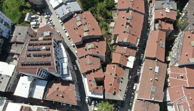 Sadece trbenin yerini bilenlerin ziyaret ettii Ak Yunus&#8217;un kabristanna havalandrma boluuna alan dar bir koridordan geilerek ulalabiliyor.