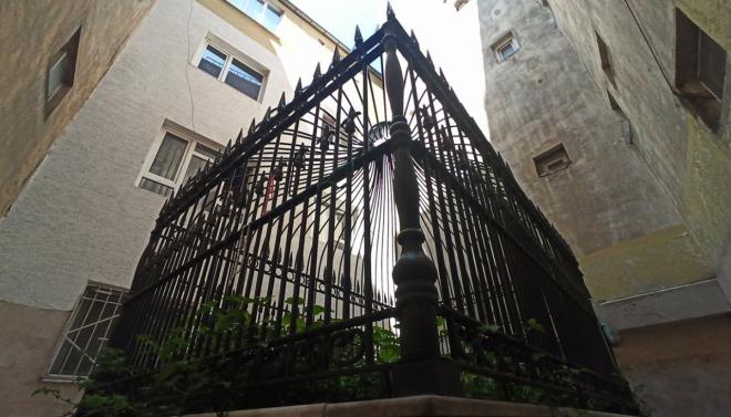 Evinin arka camlarnn trbeye almasndan son derece mutlu olduunu belirten Alda, "Evi ilk aldmda arka camlar yksekti. Vatandalar ekindikleri iin camlar yksek yaptrmlar. Ben de evi alnca eskiden kk olan camlar aaya doru atrdm. Trbeden korkulur mu? ok memnunum burada olduuma. yi ki de almz bu daireyi. 5 sene nce trbenin fayans ve mermer ksmlar o zamann babakan yardmcs Numan Kurtulmu tarafndan bir ziyareti sonras yaptrld. Trbeye bilen geliyor. Yoldan geip tesadf grenler geliyor. Uluda niversitesinden de gelenler oldu incelediler binalarn kaldrlp trbenin ortaya karlmasn istediler ama bir gelime olmad halen bekleniyor" dedi.