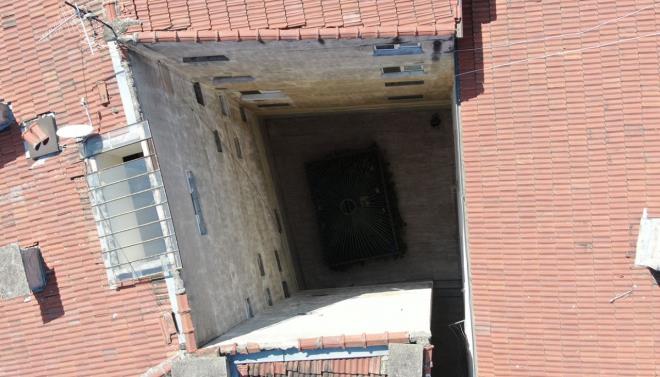 Bursa'nn maneviyat bakmndan son derece zengin bir ehir olduunu, bilindik manevi ahsiyetlerin yannda bilinmeyen bir o kadar da manevi ahsiyetlerin bulunduunu, bunlardan birinin de Ak Yunus Hazretleri olduunu belirten Gnay, yazar Samet Altnta'n getiimiz gnlerde sosyal medyada gndeme getirdii Ak Yunus Hazretlerinin trbesinin Emirsultan'a giderken Karamazak yokuu zerindeki 3 apartmann havalandrma boluklarnn ortasnda yer aldn anlatt.