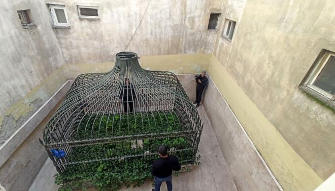 26 yldr Ak Yunus Hazretlerine komuluk yaptn anlatan Erol Alda ise 1730 yllarnda yapld bilinen trbenin etrafnda daha nce cami ve medrese tr binalarn olduunun sylendiini, yaplarn yklmasnn ardndan vakflara ait arazinin satlmasyla trbenin bulunduu blgeye apartmanlarn yapldn anlatt.