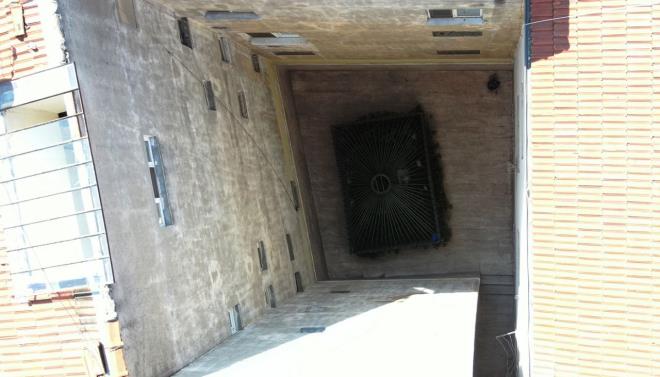 Gnay, Ak Yunus Hazretlerinin Yunus Emre Hazretlerinden farkl bir ahsiyet olduuna da dikkat ekerek, "Ak Yunus Hazretleri, Emir Sultan Hazretleri dneminde yaamtr. Onun sohbetlerinde bulunup yazd iirler ile n plana kmtr. u an kendisine ait bildiimiz 'Sordum Sar iee', en ok bilinen ilahilerden biridir. 'ol Cennetin Irmaklar' iirini sylemitir. Genellikle Yunus Emre&#8217;nin diye biliriz ama Ak Yunus&#8217;undur. Burada asl olan konu Ak Yunus Hazretlerinin kabrinin bulunduu mekann durumudur. Kabrin bulunmu olduu yer iler acs olup bilinmemektedir. Bir an nce gerekli evre dzenlemesinin yaplp bilinir bir hale getirilip ziyarete almas gerekmektedir" diye konutu.