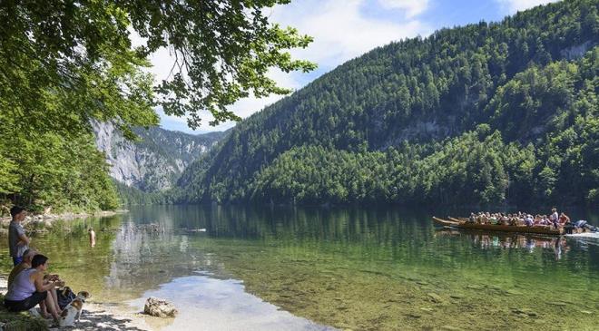 Bir buuk kilometre uzunluundaki gl Avusturya'nn ortasndaki Salzkammergut blgesinde bulunuyor. Gl, 1943 ylnda Naziler tarafndan test istasyonu olarak kullanlm, Naziler bu blgeye iledikleri sularn delillerini saklamlard.