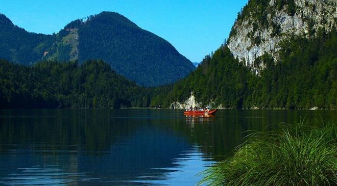 Baz grg tanklar, SS subaylarnn o yllarda suyun iine ar metal kutular attklarn sylyorlar. Ancak suyun iinde ne olduunu kimse tam olarak bilemiyor.