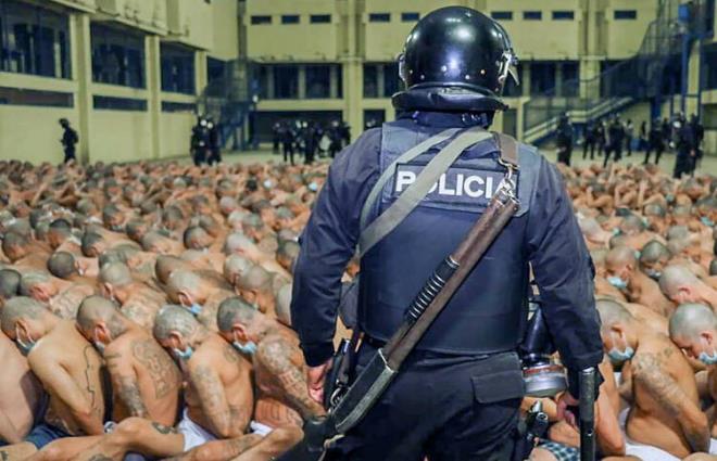 22 mart gnnden bu yana karantina kurallarnn hayata geirildii lkede, dvmeli ete yeleri, tbbi maskeler giymi silahl polisler tarafndan hapishane bahesinde sraya sokuldu.