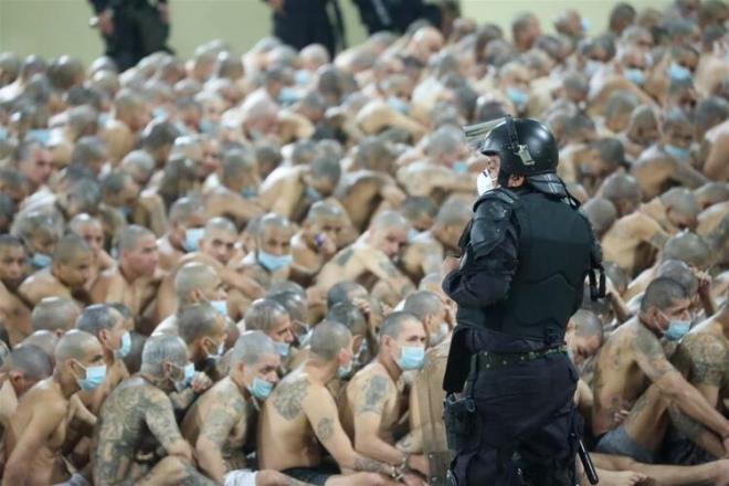 El Salvador, Amerika'da koronavirsn yaylmasyla mcadele etmek iin en kat nlemleri ald.