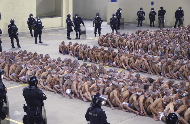 Grntler lkede yer alan Izalco isimli hapishanede ekildi. Nayib Bukele'nin ete yeleri ile dolu olan hapishaneleri 24 saat boyunca karantinaya almasyla mahkumlar kalabalktan nefes alamayacak duruma geldi.