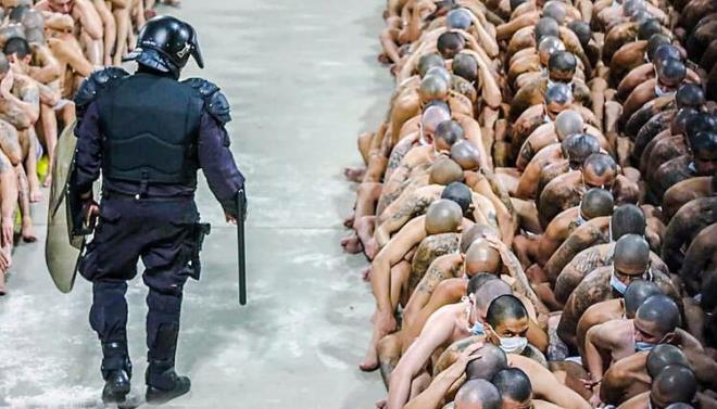 El Salvador sokak ortasnda ilenen cinayetler nedeniyle byk kriz yayor. Bukele'nin haziran aynda greve balamasnn ardndan, mart aynda karantina koullarnn hayata geirilmesi ile lkedeki cinayet artlarnda en yksek oran yaand.