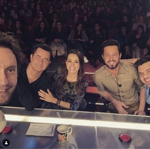 te yandan Mula'da bir ky evi yaptran ve inzivaya ekilen zg Namal, bahesine sebze ekerken, minesi iin odun krarken grntleri basna yansmt.