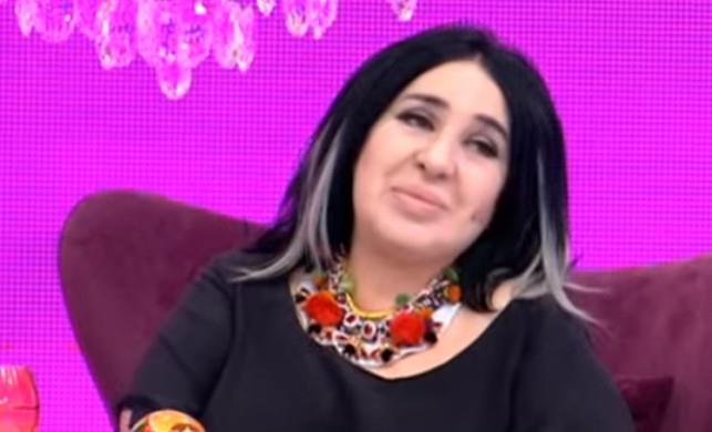 80'li yllarda Paris ve Milano'dan valiz iinde getirdii kyafetleri satarak modacla balad.