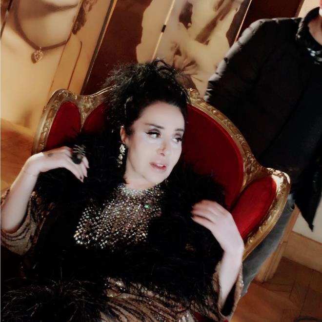 Yerlita 19 saat nce Instagram hesabndan yapt mesajnda, "Bakma bana yle baktn yerdeyim, bende kal evde kal" ifadelerini kullanmt.  <br>  YERLTA'IN SAATLER NCE YAPTII SON PAYLAIM