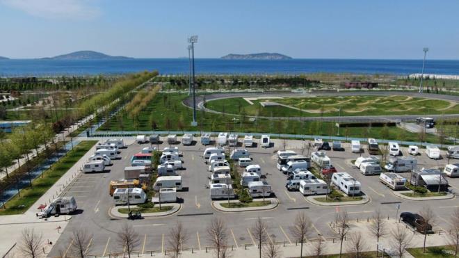 ok fazla uzaklamadan, kurallara uyarak, salkla hem karavanda kal hem de salkla kal diyorum. Yine de biz kurallara uyarak, arkadalarmzla ok fazla yaklamadan, sohbet ierisinde kalyoruz" eklinde konutu.