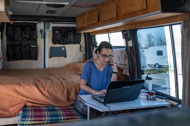 LERN KARAVANDAN YRTYOR   <br>  Aydnlatma sektrnde alan ve eiyle birlikte kald karavanda, bilgisayar araclyla ilerini yrten Esra Menderes ise, "Uzaktan balantyla alyoruz. nk sokaa kma yasa sadece bykehirlerde var. Dier ehirlerdeki mteriler altklar iin, mteriler geliyor. Onlara cevap verilmesi gerekiyor. Onun iin uzaktan bu ekilde alyoruz. En azndan evde deiliz. Byle daha gzel. Kapnn nnde gnete oturuyoruz. Canmzn istedii gibi camdan cama dier karavandaki arkadalarla muhabbet edebiliyoruz" ifadelerini kulland.