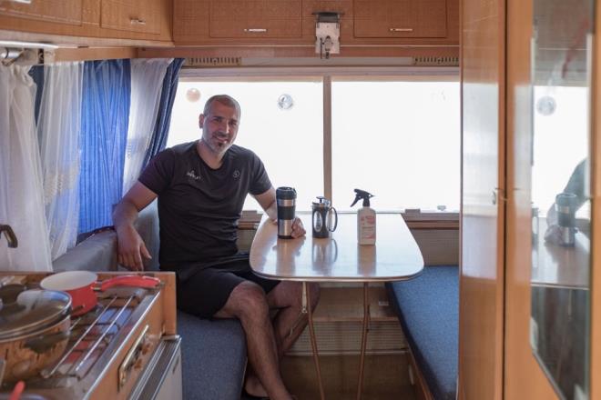 "HEM KARAVANDA KAL HEM DE SALIKLA KAL"   <br>  Spor eitmeni Serkan Eyiszer, corona virs sonras karavan parkna gelenler arasnda. Eyiszer, "Normalde ben de bir senedir buradaym ama benim buraya gelme tercihim, corona virs gnlerinde evde kalmaktansa, karavanmda burada, doa ile i ie kalyorum. D vitaminini de burada gerektii kadar alabiliyoruz.