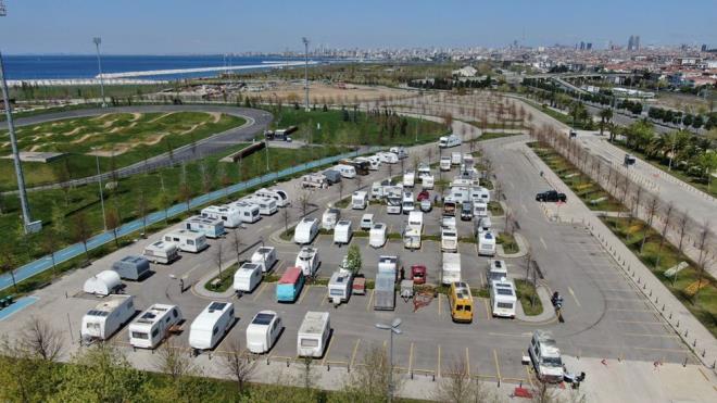 Maltepe Kltr ve Spor Park'ndaki karavanlarda corona virs gnlerini geiren vatandalar, kendilerini burada izole ettiklerini sylyor. Kimi yllardr karavanda yaarken, kimileri de salgn sonras bu parka gelmi durumda.