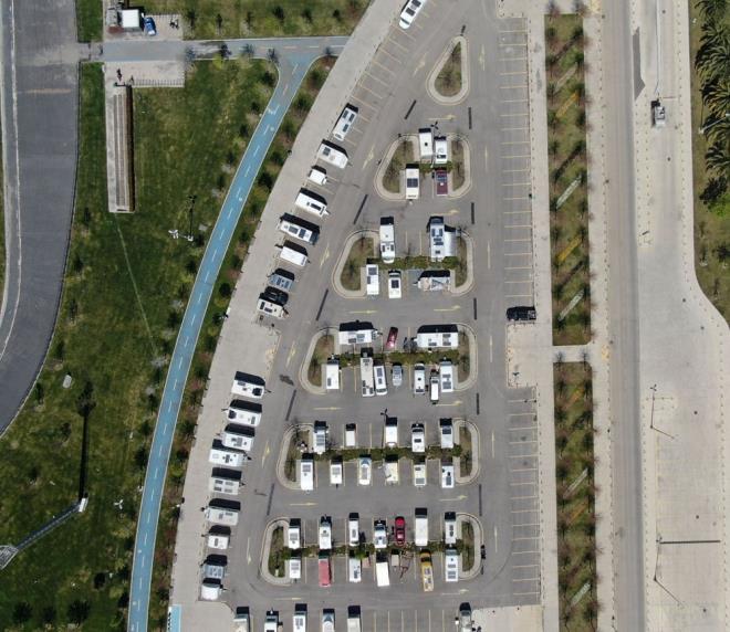 Corona virs nedeniyle evden alma sistemine geilince, baz vatandalar da ilerini bilgisayarlar araclyla karavanlardan yrtmeye balad.