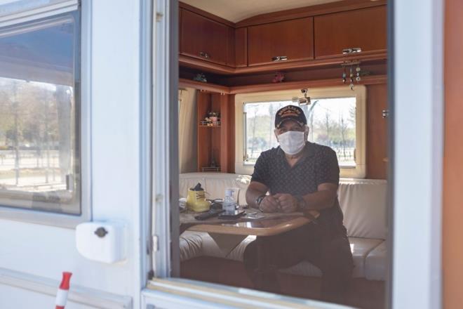 "BEN ARABADAN NMYORUM" <br>    Karavanda yaayan bir dier vatanda, "Bizim eski yerimizde karavanlar bu kadar i ie deildi. Bizi buraya topladlar. Burada karavanlar i ie. Ben arabadan inmiyorum. Maskesiz dolamyorum. Srekli dezenfekte ediyorum" dedi.