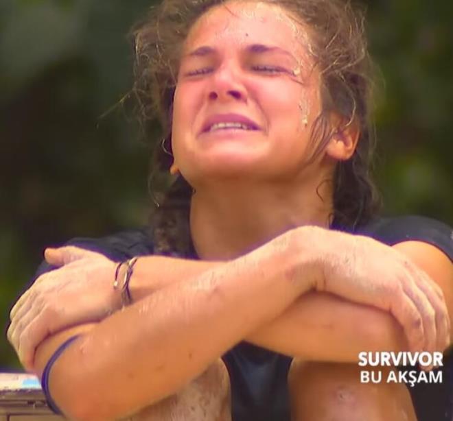 LETM OYUNUNDA ALADI  Getiimiz gnlerde iletiim dln kazanan gnlller aileler ile mesajlamt. Nisa ailesine 'burada olmak istemiyorum, yarmak istemiyorum! Sadece sizin yannzda olmak istiyorum' mesajn yazmt. Nisa'nn mesajlarna, ailesi 'bizim iin dayanmaya al, istesen de gelemezsin snrlar kapal' yantn vermiti. Nisa bu mesajlardan sonra gzyalarna boulmutu.