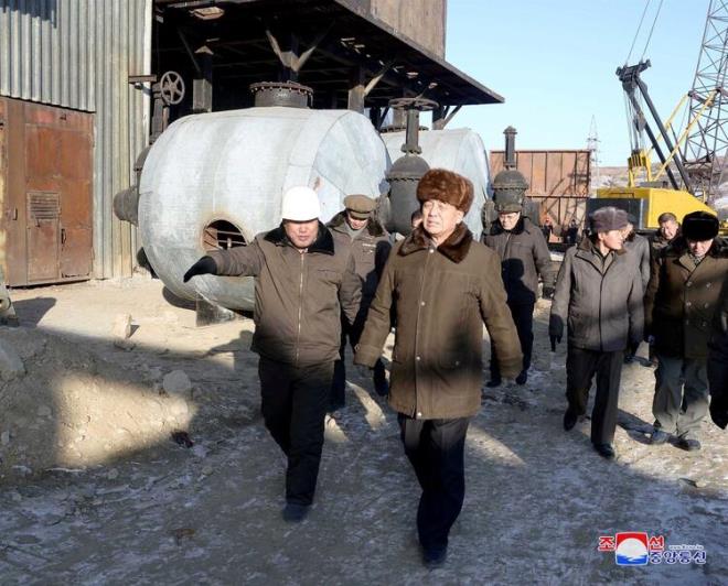 ngiliz medyasnn anlk uydu fotoraflarna dayandrd haberinde, Kuzey Kore lideri Kim Jong-un&#8217;un hayatn kaybettii iddialarnn ardndan bakent Pyongyang&#8217;n ana meydan olan Kim l-sung Meydan&#8217;nda, Kim Jong-un iin yaplmas planlanan cenazenin geit treni iin geici yaplarn ina edildii ne srld. Uydu fotoraflarnn 18 Nisan&#8217;dan sonra ekildii ifade edildi.