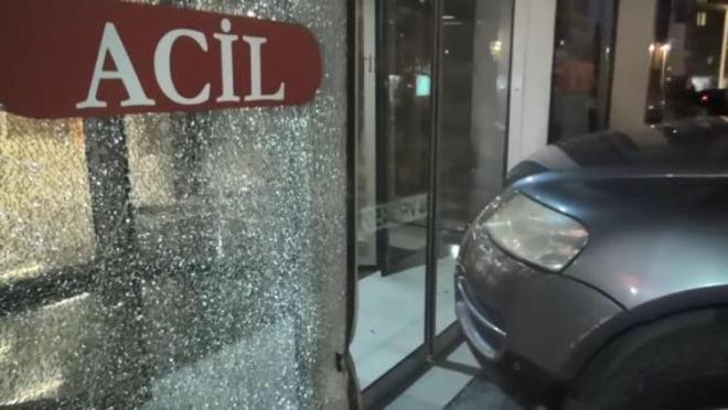 HASTANEDEN AIKLAMA YAPILDI<br>    Bu arada olayn meydana geldii zel hastaneden yazl aklama yapld.  <br>  Aklama u ekilde:<br>  "28.04.2020 tarihinde hastanemizde gerekleen iddete dayal olayla ilgili kamuoyunu doru bilgilendirmek adna tarafmzdan bir aklama yapma gerei domutur. Salk Bakanl ynetiminde Corona Virs salgn sebebiyle oluturulan algoritmaya gre, herhangi bir zel hastaneye bavuran hastalarn muayene ve tetkikleri yapldktan sonra COVID-19 tans konulmas halinde sre boyunca oluan ve oluacak tm masraflar Sosyal Gvenlik Kurulu tarafndan karlanmakta, hastadan herhangi bir cret alnmamaktadr. 28.04.2020 tarihinde, saat 19.00 civarnda gerekleen sz konusu olayda; ilgili ahs hastanemizin acil servis birimine gelerek ve herhangi bir somut COVID-19 belirtisine sahip olmad halde, COVID-19 tans iin gerekli testlerin yaplmasn istemitir. O srada acil servis birimimizde grevli hekimimiz gerekli muayeneyi yaptktan sonra COVID-19'a ilikin bir bulgu gzlemlemediini ancak istedii takdirde gerekli tetkik ve tahlillerin yaplabileceini aktararak, ahs acil servis birimimizin bankosuna ynlendirmitir. O srada bankoda grev yapan alma arkadalarmz ahsa ilgili algoritma dorultusunda uygulanmas gereken sreci anlatm, ilgili tetkik ve tahlillerin masraf kendisine bildirerek onayn istemitir"