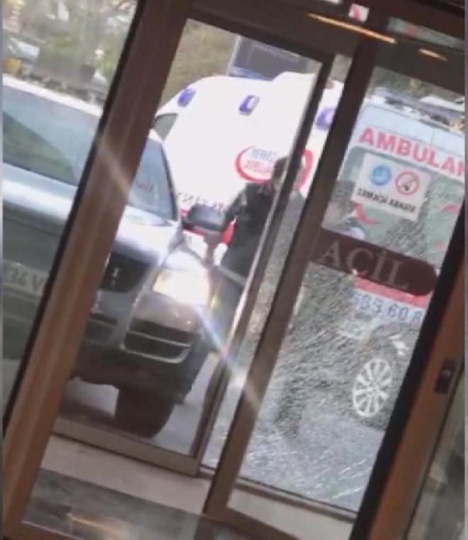 CPLE HASTANE KAPISINDAN GRMEYE ALITI  <br>  Bunun zerine tartma kt. fkeyle dar kan Gleryz aracyla hastane kapsndan ieri girmeye alt. Mahmut Gleryz, aabeyine ait ciple hastane kapsna arpt. Geri manevra yaparak tekrar kapya arpan Gleryz camlarn krlmasna neden oldu. Yaanan tm bu anlar hastane ierisinde byk panie neden oldu. Olay an saniye saniye vatandalar tarafndan cep telefonuyla kaydedildi.
