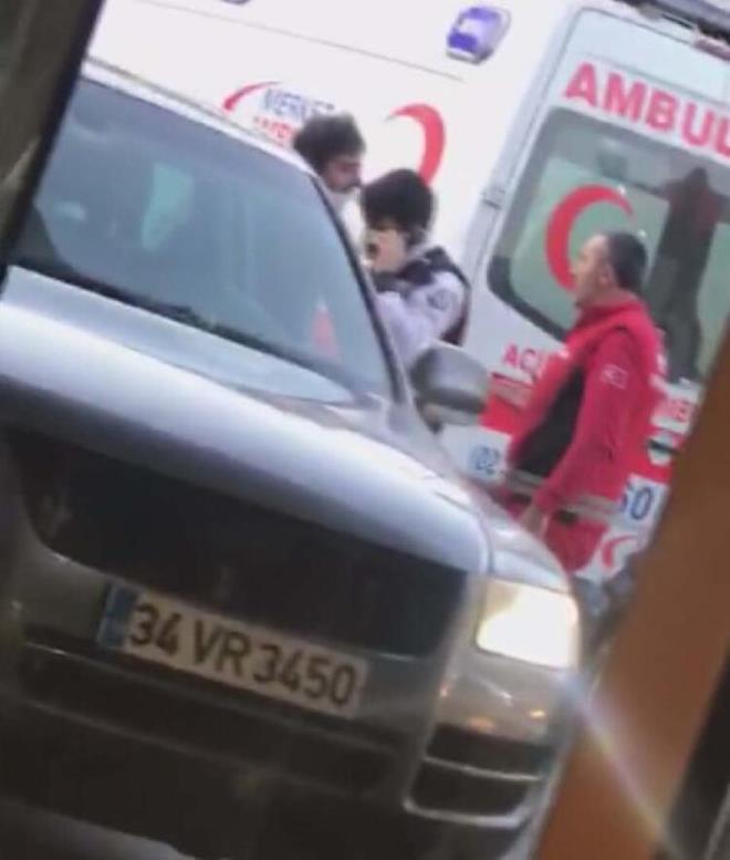 "BEN DE SNRLENDM ARACIMLA GRDM"<br>    Yaanlan olay anlatan ve piman olduunu syleyen Mahmut Gleryz, "ki -  gndr ksrm vard. ksrm gemedi. Gemeyince de Kovid-19 testi iin hastaneye gittim. Bana en yakn hastane buydu. Test iin cret talep ettiler benden. 'Biz de pheleniyoruz tomografi ekilecek' dediler. Ondan sonra deme yerine geince 4 bin lira hesap kardlar. Bu tutar deyecek gcm olmadn syledim. TV'lerde de sylediler 'cretsiz yaplmas gerekiyor' denildi. Sinirlendiim iin 'Arabayla girerim beni ciddiye aln' dedim. Bana 'Ne yaparsan yap' dediler. Ben de sinirlendim aracmla girdim. Yapmaman gerekirdi ama o an sinirle yaptm. Pimanm yapmamam gerekirdi" diye konutu.