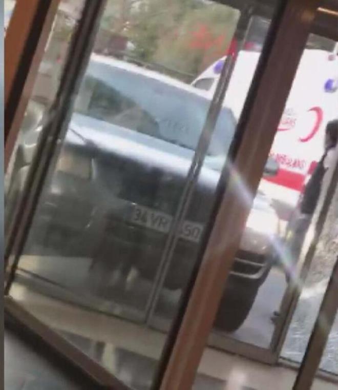 Gleryz de kendi cep telefonuyla grnt ekerek hastane yetkililerine tepki gsterdi. Hastanenin gvenlik grevlileri duruma mdahale ederek, Gleryz' cipten indirerek polisi ard. Olay yerine gelen polis ekipleri fkeli adam gzaltna alrken, cipte ekiciye yklenerek otoparka gtrld.