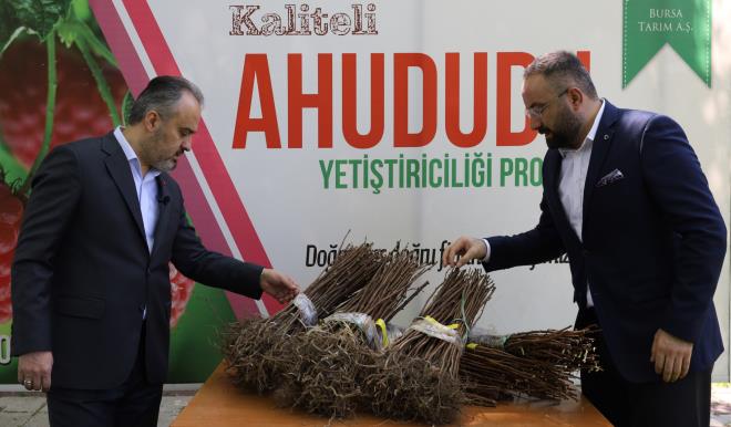 Hasatta bahede buluacaz<br>  Tarm A.. Genel Mdr Fetullah Bingl&#8217;den datm yaplan ahududu fidanlar hakknda bilgi alan Bakan Akta, korona virs salgn nedeniyle iftilerle bir araya gelip, fidan datm yapamadklarn ancak inallah hasatta iftilerle bahede buluacan syledi.