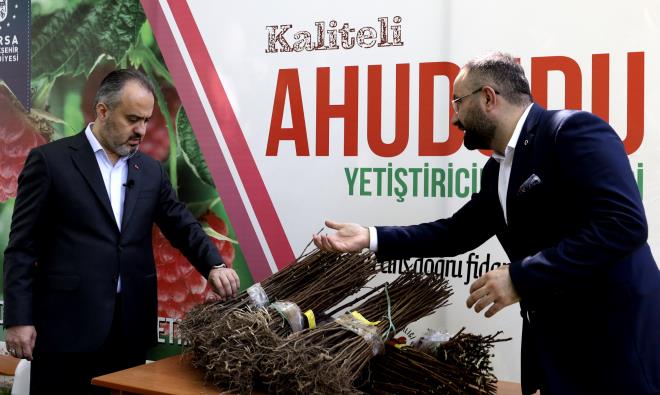 Bursa&#8217;nn tarm ehri kimliini ne karacak yatrmlar da hz kesmeden srdrdklerini dile getiren Bakan Akta, &#8220;Kentimizde krsal kalknmay desteklemek ve tarmsal haslamz arttrmak amacyla balattmz ahududu proje uygulamamz iftimizin yzn gldryor. Katma deerli rnler ile bu potansiyeli daha da arttrmak amacyla iki yldr srdrdmz &#8220;Kaliteli Ahududu Yetitiricilii Projesi&#8217; ile Bursa&#8217;ya polka eidini kazandrdk. Projemiz ilk meyvelerini geen yl verdi. Kalitesi, yksek verimi, dayanm, endstriye ve taze tketime uygunluu ile nceliimiz i pazarn tm ihtiyacn ehrimizin reticileriyle karlayarak ithalatn nne gemek. Trkiye ylda 30.000 ton ahududu ithal ediyor ve bunun iin yaklak 72 milyon Euro harcyor. Bu adan bakarsak hem reticimize, hem ehrimize hem de lkemize kazandracaz. Getiimiz yl 31 bin adet ahududu fidann iftimizle ve toprakla buluturmutuk. Baarl proje ktlar ile gelen talepler dorultusunda bu yl tay ykselttik ve 125.000 adet ahududu fidann reticilerimize ulatrdk. nanyorum ki bu sreci byterek devam edeceiz. Yl sonuna kadar toplamda 275.000&#8217;e yakn ahududu fidann reticimizle ve toprakla buluturmu olacaz. Biz doru admlarla, retimi tevik ediyoruz.