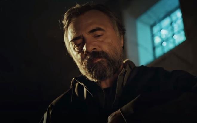 Ekranlarn fenomen dizisi Ekya Dnyaya Hkmdar Olmaz, korona virs salgnna ilk balarda aldr etmeyip setlere kmaya devam etmilerdi. Ancak salgn iddetinin ciddi boyutlara ulamas ve dier btn dizilerin ara vermesi sonras, EDHO yapmclar ani bir kararla, ek senaryo yazp dizide sezon finalini gerekletirdiler.