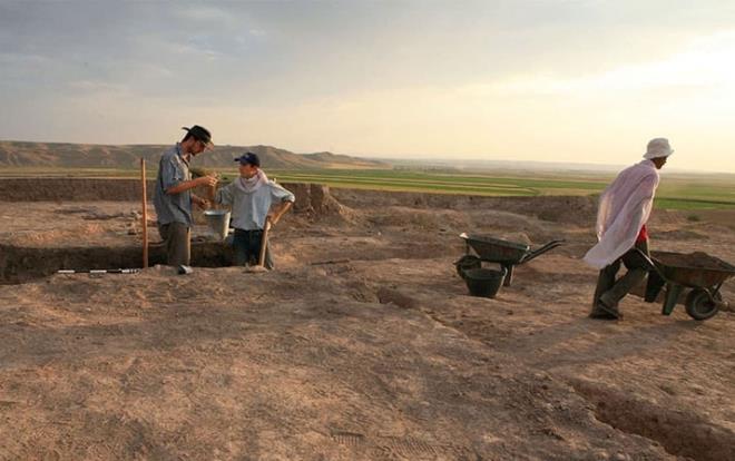 ran resmi haber haber ajans IRNA'ya konuan tarihi Ali Ramazani Pai, Sari ilesine bal bir kyde Kovid-19'dan len bir kiiyi defnetmek iin alan mezarda, Part mparatorluu (M. 247 - M.S 224) dneminde yaam bir askere ait kemikler ile eitli askeri malzemeler bulunduunu syledi.