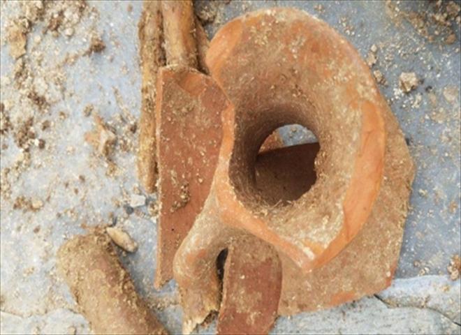 Ramazan Pai, kefedilen tarihi eserlerin incelenmek zere yetkililere teslim edildiini belirtti.ranl tarihi ayrca, 2 yl nce de ayn mezarlkta 3 bin 500 yl nceye dayanan antik adan kalma tarihi eserler bulunduunu hatrlatt.