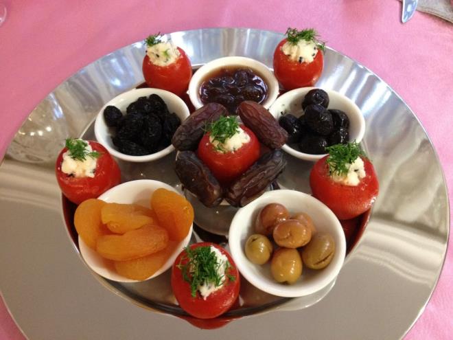 ftar ikiye blnerek tketilmeli<br>  ilk oru ama srecinde kan ekeri dzeylerini hzl bir ekilde artracak besinlerden uzak durulmaldr, le yemei ile e tutulmas dnlebilir. Su, bir adet hurma, 1 dilim az tuzlu peynir, 1 kase orba, avu ii kadar pide ve 1 kk kase taze sebzelerle hazrlanm salata gibi seimler uygun olacaktr. Hurmann antiinflamatuvar, antioksidan ve anti tmr etkileri ile olduu belirtilmitir. Hurma tketimi hcresel immuniteden ziyade zellikle humoral immunite olarak bilinen antikorlar araclyla salanan bakl olumlu etkilemektedir."