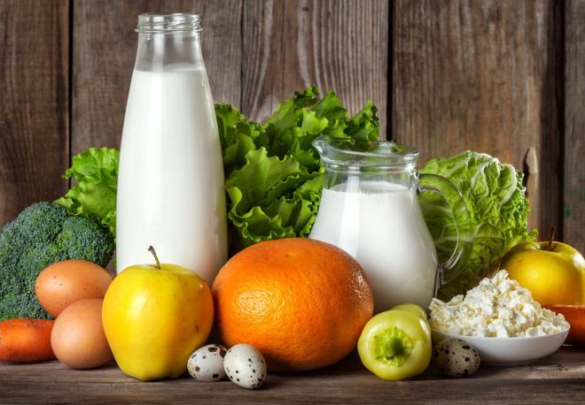 Ana yemeklerde demir ierikleri nedeni ile krmz et tketimine zen gsterilmesinin yan sra, yksek posa ierikleri nedeni 'barsaklarn sprgesi' olarak tanmlanan bitkisel protein kayna kurubaklagil tketimi de salanmaldr. Gece yatmadan yarm saat nce de bir kk ara n planlanarak, az ve sk yeme dzeni ile dengeli bir plan oluacaktr. Bu nde zellikle taze meyve ve st gibi seeneklerin uygun olmasnn yan sra, makul miktarlarda stl ve meyve tatl seenekleri de tketilebilir.