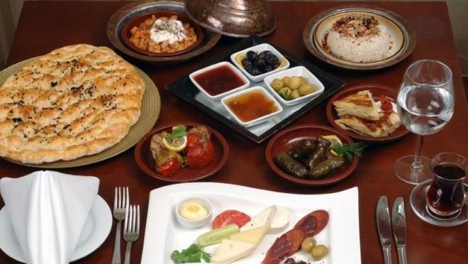 "Gece yatmadan yarm saat nce kk bir ara n planlayn"  <br>  Meze eklinde hazrlanan salatalarn yerine, taze sebzelerin tercih edilmesi gerektiine dikkati eken Cmert, unlar kaydetti:  <br>  "Yaklak bir saat ara verilerek asl iftar yaplmal, ana yemek tketimi ikinci iftara braklmaldr. Ana yemekte, 1 porsiyon etli sebze yemei, zgara et seenekleri veya etli kurubaklagil yemekleri, 2-3 yemek ka bulgur pilav, makarna dengeli bir beslenme dzenini salayacaktr.