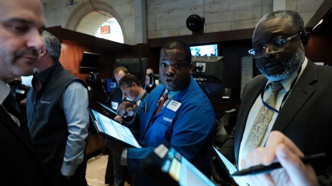 4- Para birimlerinin deerleri decek, stagflasyon olacak<br>  Drdnc faktr, para birimlerinin deerlerindeki d olacak. Merkez bankalar deflasyonla mcadele etmeye ve faiz oranlarnn art riskini nlemeye alrken, para politikalar geleneksel formlarn daha da dna kacak. Hkmetler, aklar kapatmak ve buhran nlemek iin ksa vadede para baslmasna ihtiya duyacak. Ancak kresellemeden geriye dnlmesi ve artan korumaclk kaynakl kalc arz oku, stagflasyonu (durgunluk ile yksek enflasyonun birliktelii) kanlmaz klacak.