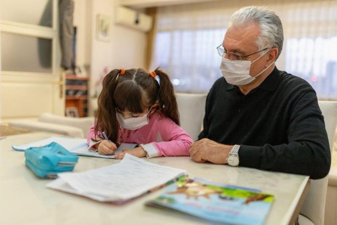 ocuk, enfekte olduunun farknda olmadan Fransa&#8217;da  farkl kayak okuluna gitti.