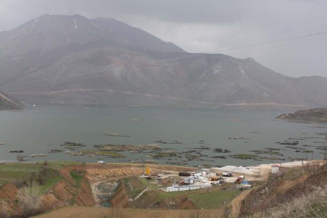 at Baraj Petelik mevkiinde bulunan, oluumu 3 bin ylda tamamlanan esiz manzarasyla binlerce kiinin ziyaret ettii boylar 3 ile 5 metre, genilikleri ise 100 ile 500 metrekare arasnda deien yzen adalarn, hayatn normale dnmesiyle turist aknna uramas bekleniyor.