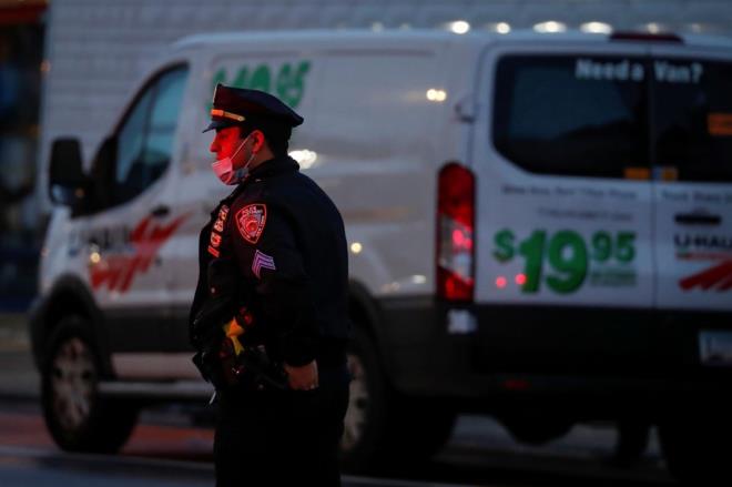 Kamyonetlerden ykselen ceset kokusunun etrafa yaylmas zerine, mahalle sakinleri durumu New York Polis Departman'na ihbar etti.