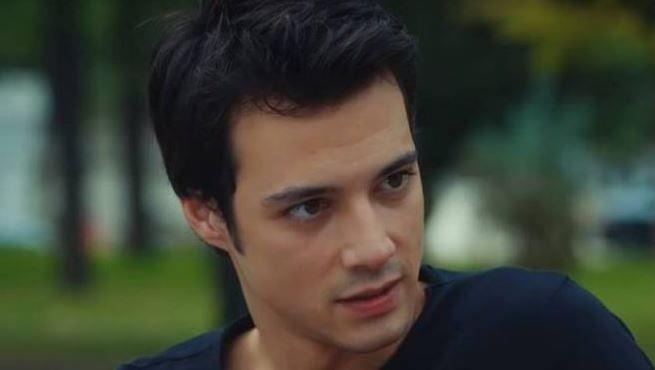 Mert Frat'n bebei ile olduu sahneydi. 'Dua' edin dediler bize. Ben de orada gerekten dua ediyordum, ilk tecrbem oydu. (glyor)