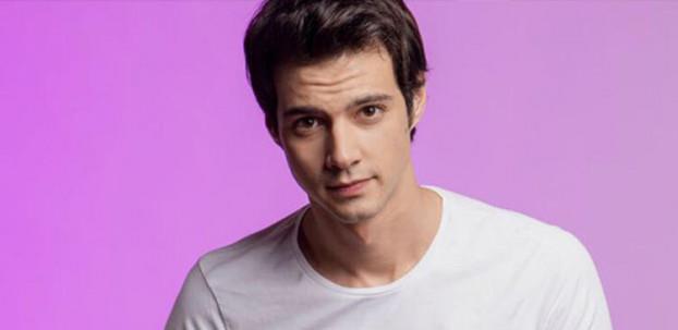 Bir buuk, iki sene 400 tane deneme ekimine gittim. Arada yardmc oyuncu olarak bir iki yerde oynadm. 'Dedemin nsanlar' filminde bir ya da iki saniyem var