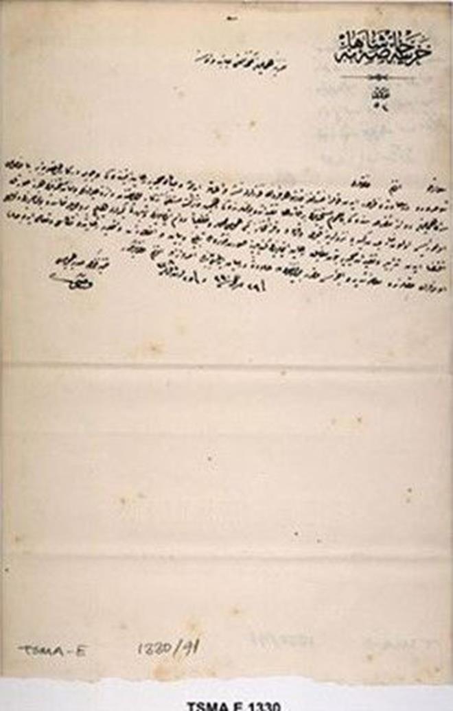 "25 Eyll 1892 tarihli bir evrakta Rus sefiri Msy Nelidof'un, ailesiyle beraber Osmanl'ya gelirken karantinaya alndn ve Osmanl idaresinde Kosova Vilayeti&#8217;ne bal olan gnmzde Srbistan'n Vranja kentine bal Zibefe'de (Zibevche- Vi&#353;evce) yatakl barakada karantinada kaldn gryoruz." diyen elik, 4 Kasm 1894 tarihli dier bir belgede de Fransa sefiri Msy Kambon'un stanbul'a gelen sefirin karantinada bekletilmeye mecbur tutulduunu aktard.  <br>  Kutsal topraklardan gelen hediyelerin Osmanl payitahtna tand feraet torbalarna da karantina uygulandn aktaran elik, "5 ubat 1850 tarihli ariv belgesinde de Haremeyn'den gelen feraet torbalaryla, kutsal emanetlere karantina uyguland grlrken, bu eyalarn karmamas iin de dikkat edilmesi alanlara bildirilmi." diye konutu.