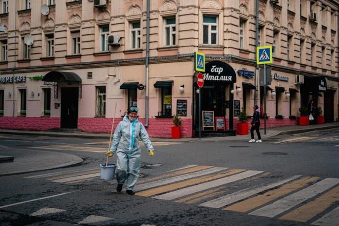 Salgnn artmasyla &#8220;yksek hazrlk durumu&#8221;na geen lkede, martn sonunda itibaren snrlar kapatlmt. Bata Moskova olmak zere lkenin baz blgelerinde sokaa kma kstlamalar getirilmi, market ve eczaneler hari tm maazalar, restoranlar, kafeler, elence ve spor merkezlerinin kapatlmasna ynelik karar alnmt.