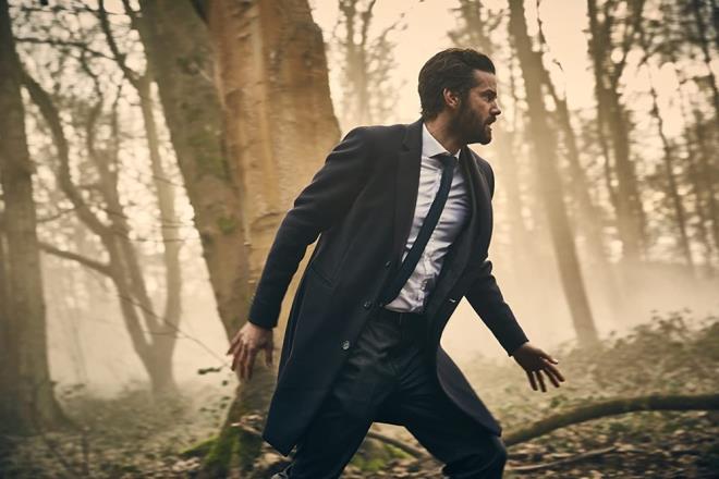 Corona virs nedeniyle televizyon prodksiyolarn mart aynn ortalarnda durduran ngiltere, bu karar 7 maysta tekrar gzden geirecek. Beyazperde'nin haberine gre retimi askya alma durumu BBC'nin yeni programlama eksiklii konusunda endielenmesine neden oldu.