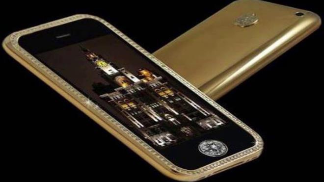 5 &#8211; Goldstriker iPhone 3GS SUPREME  <br>  Bu iPhone 3GS de Stuart Hughes tarafndan tasarlanm ve 271 gram 22 ayar altndan yaplmtr. n ereveler 136 prlantaya ev sahiplii yapyor, arka logosu 53 prlantaya sahip ve home tuu da dier cihazlara benzer bir ekilde 7.1 ayar prlantayla kapl. 3.2 milyon dolar deerinde olan telefon, tek bir granit bloundan yaplm bir zel bir granit sandkta satlmaktadr.