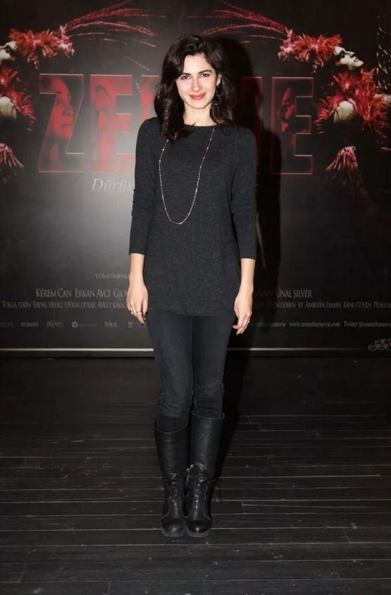 Nesrin Cavadzade: Son olarak Bizim Hikaye dizisinde oynayan Cavadzade, Azerbaycan Trk.