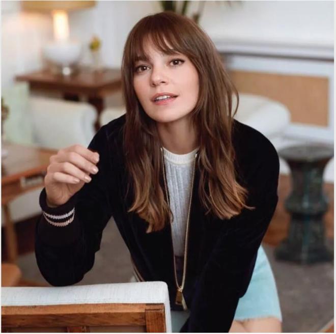 Asl Enver: Londra'da doup belli bir yaa kadar burada yaayan Enver de, tpk Hazar Ergl gibi bir Kbrs Trk'.